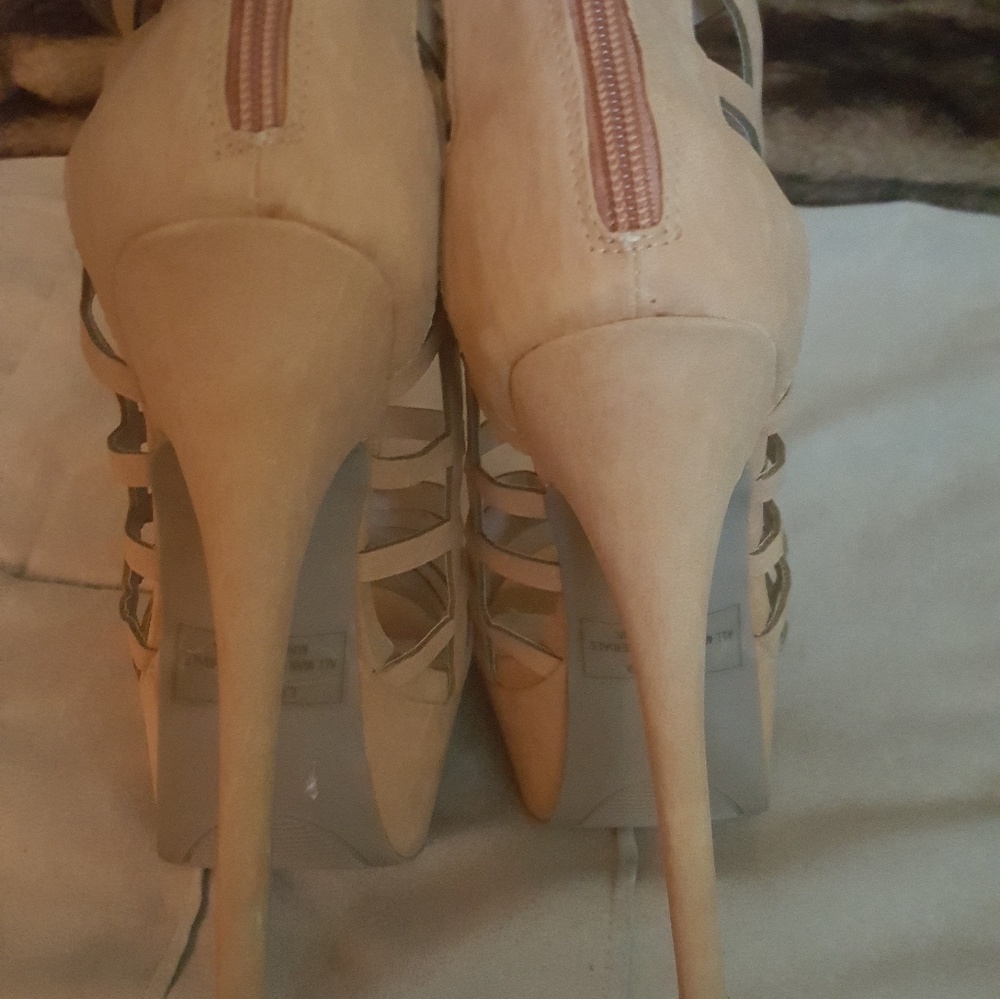 Shoe - Picture 2 of 7
